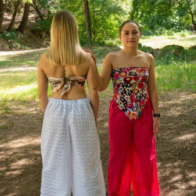 haut foulard soie, pantalon fluide broderie anglaise